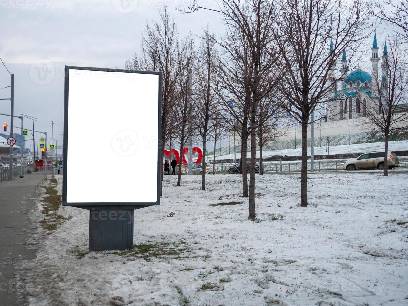 outdoor de publicidade em branco. espaço publicitário em uma rua movimentada. foto