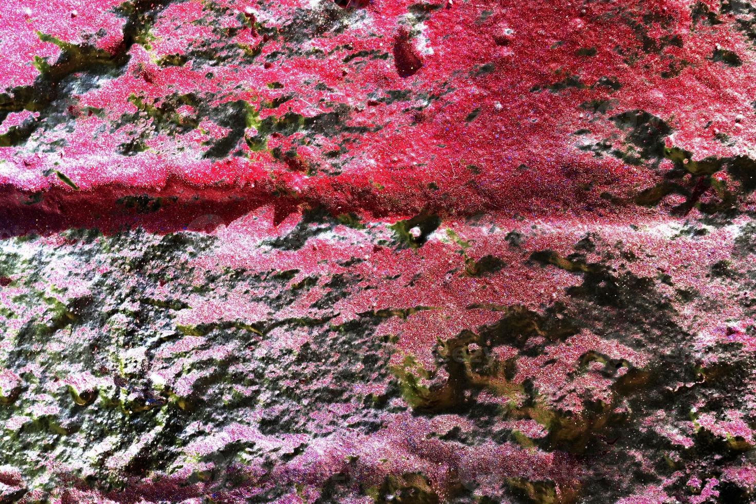 textura de tinta colorida de graffiti em paredes de concreto e tijolo em vermelho azul roxo e prata foto