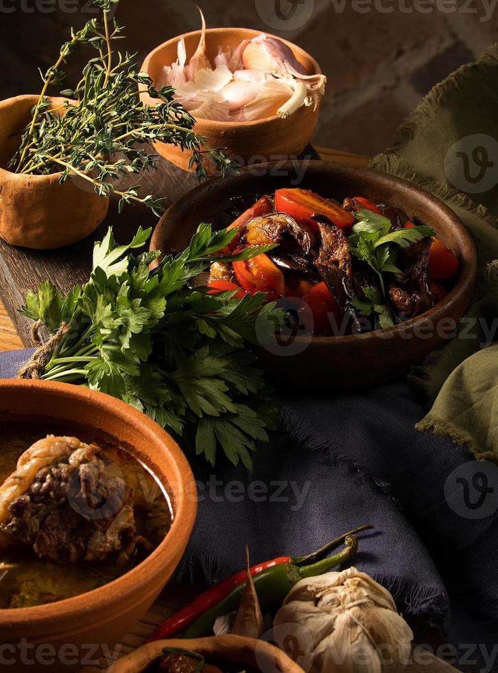 um tiro vertical de um chef servindo um prato de salada gourmet foto