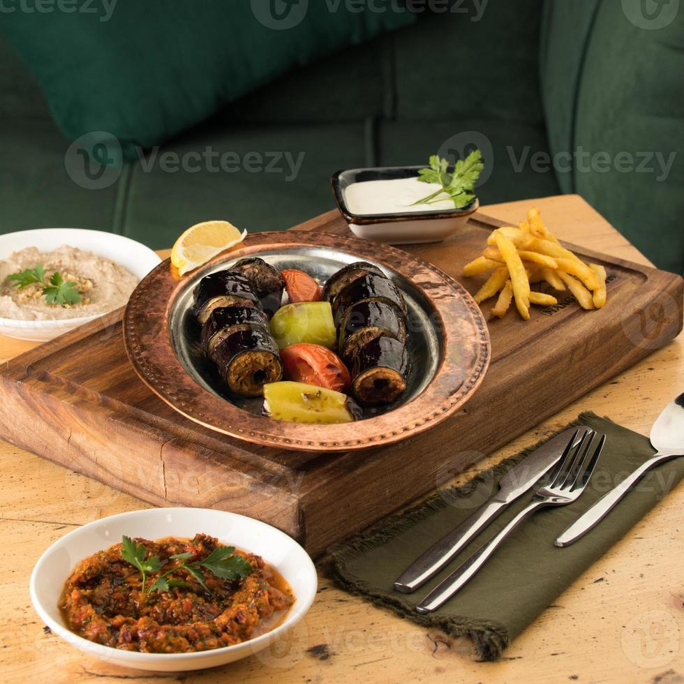 uma mesa de jantar cheia de pratos deliciosos em uma mesa de madeira foto
