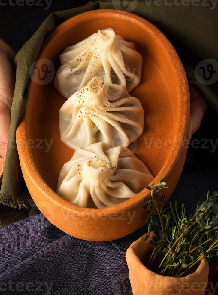 um tiro vertical de uma mesa de restaurante de luxo com um prato gourmet khinkali foto