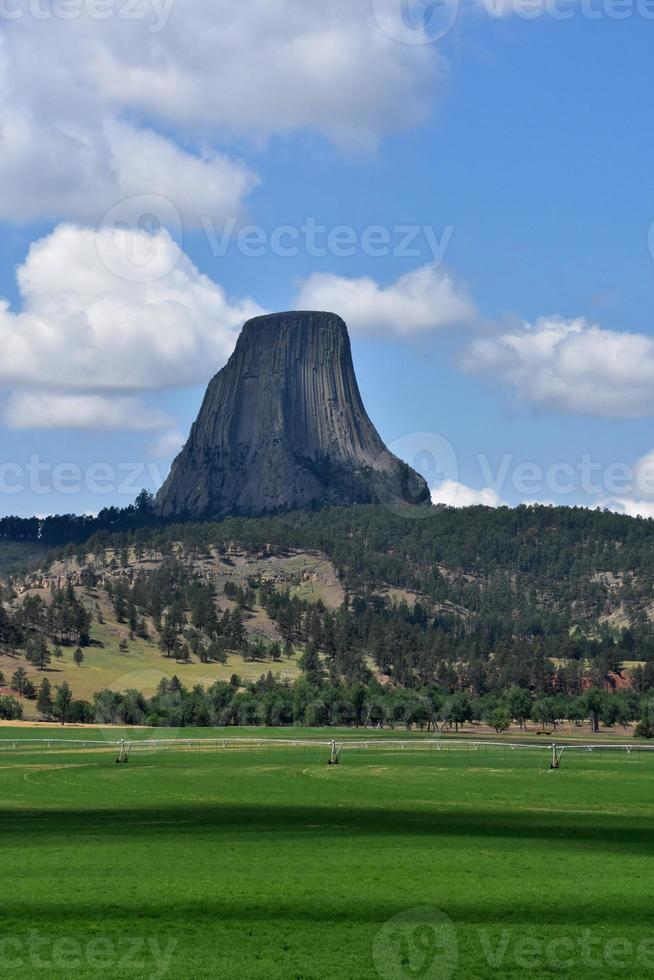 nuvens brancas acima da icônica torre do diabo em wyoming foto