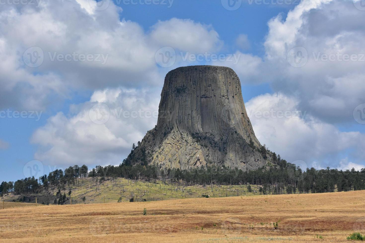 nuvens brancas e cinzentas sobre a torre do diabo em wyoming foto