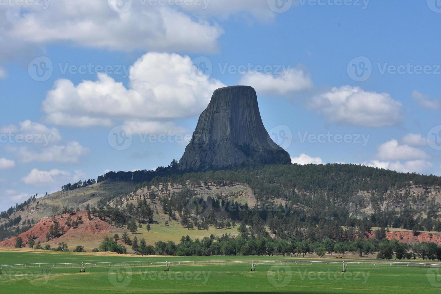 formação rochosa da torre do diabo e butte em wyoming foto