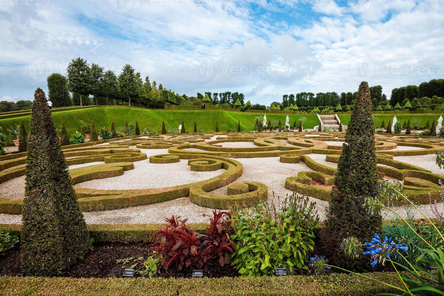 jardim barroco perto do castelo de frederiksborg foto