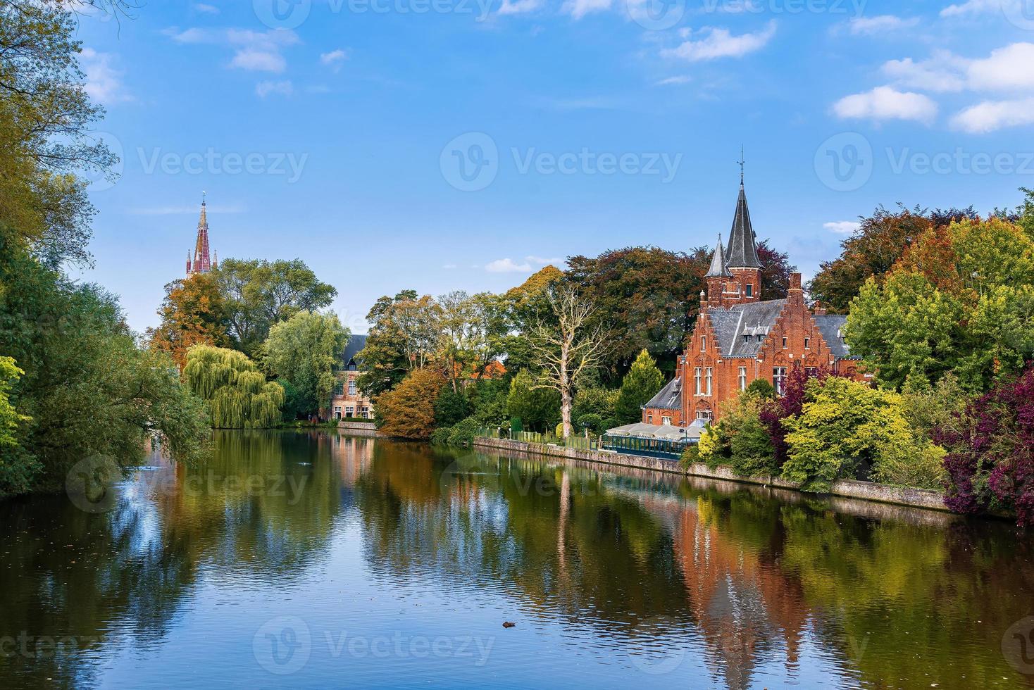 reflexos coloridos de árvores na água em bruges foto