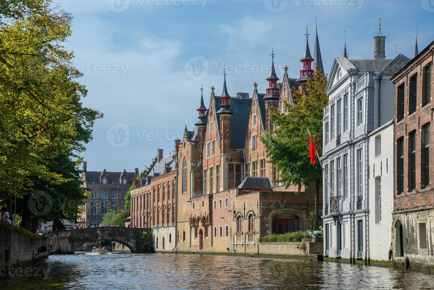 vista do canal para antigas casas de mercadores de tijolos em bruges, bélgica. antiga vista da cidade da europa medieval. foto