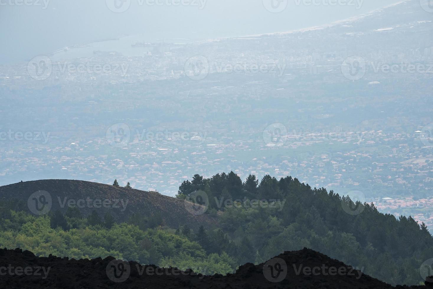 vista panorâmica de árvores na floresta e paisagem urbana vista do monte etna foto