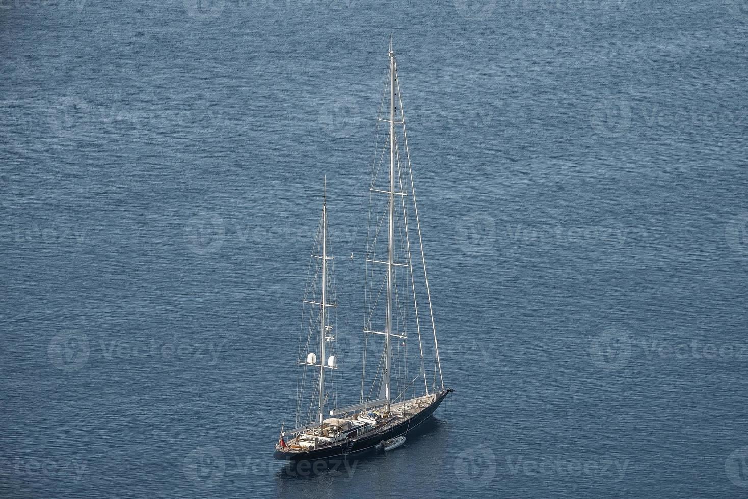 vista de alto ângulo do iate movendo-se no belo mar azul mediterrâneo foto