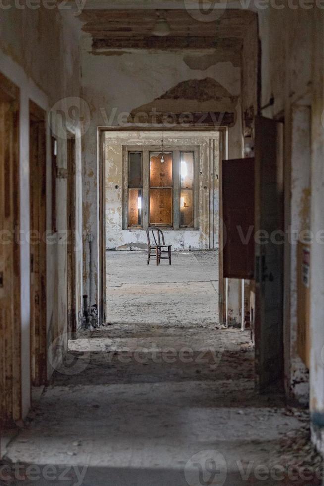 quartos interiores de hospitais psiquiátricos abandonados foto