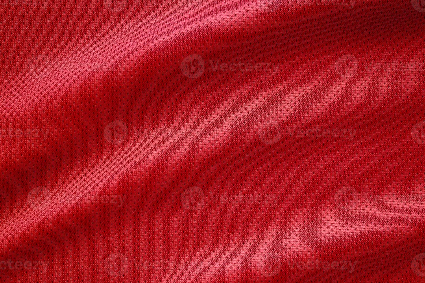 camisa de futebol de roupas esportivas de tecido vermelho com fundo de textura de malha de ar foto