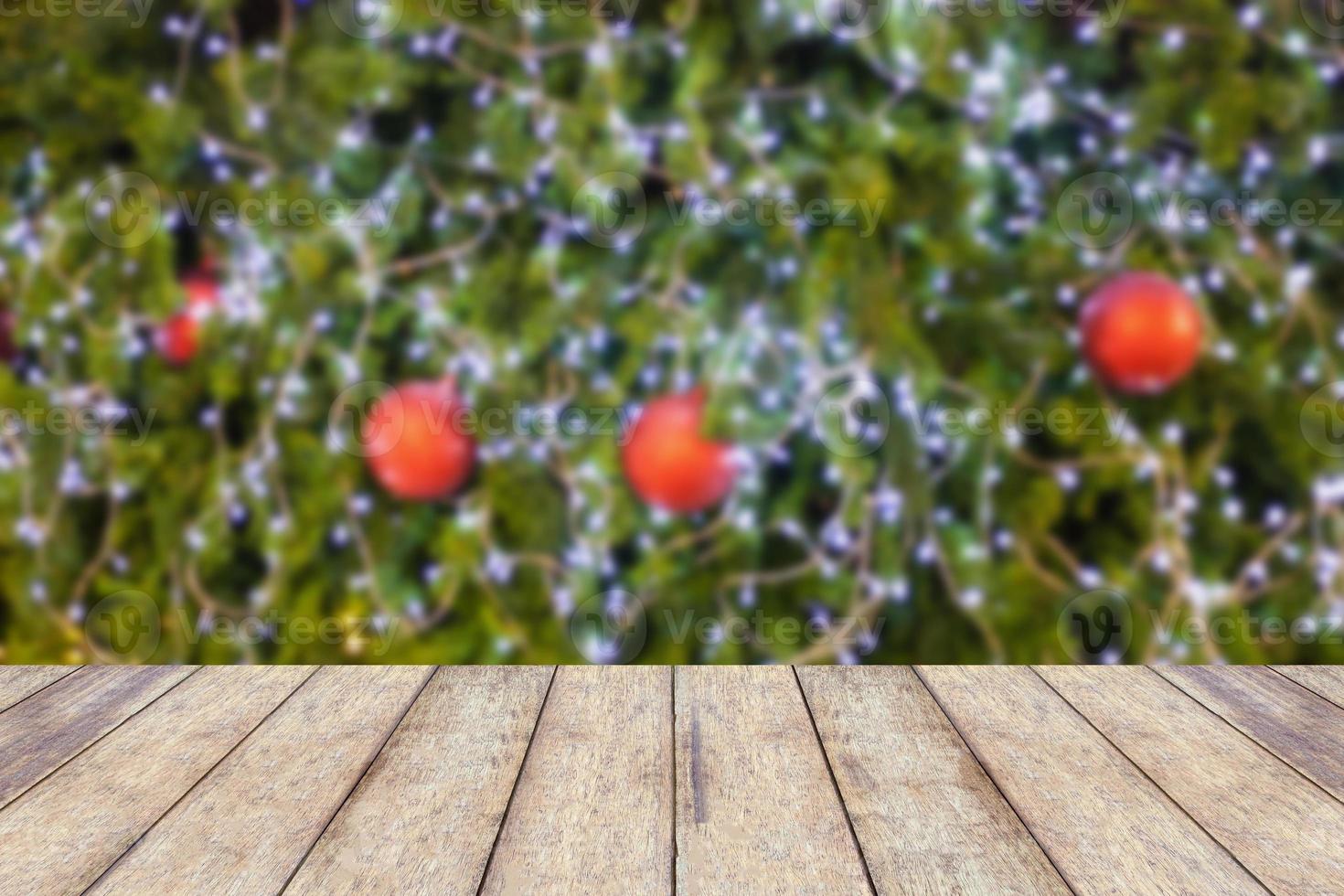 piso de madeira com enfeites na árvore de natal foto