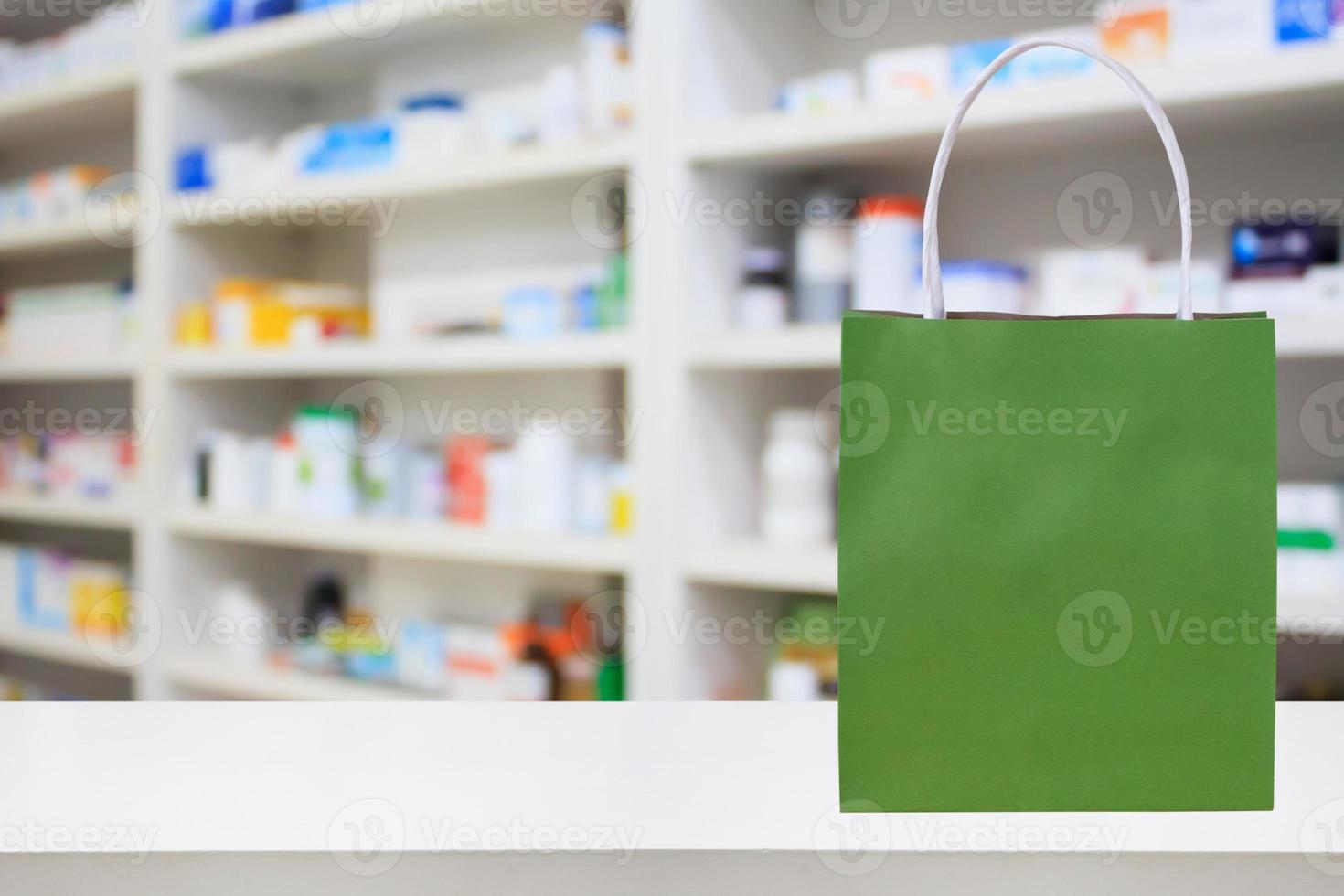 saco de papel na mesa do balcão da farmácia com medicamentos e produtos de saúde nas prateleiras desfocar o fundo foto