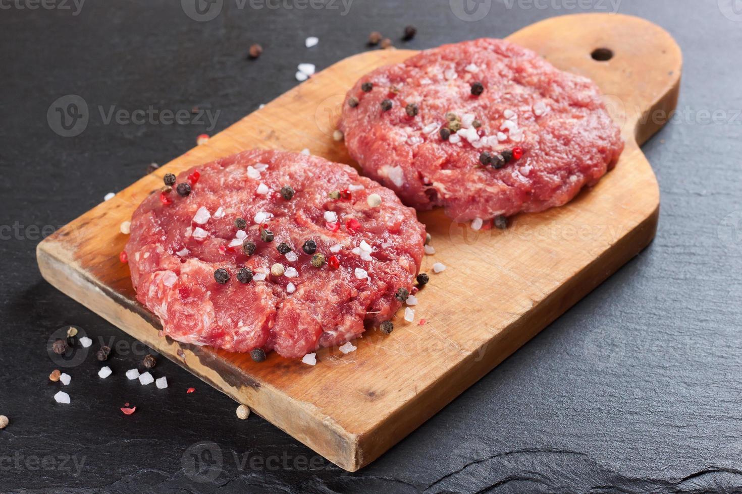 costeleta de hambúrguer de carne caseira crua foto