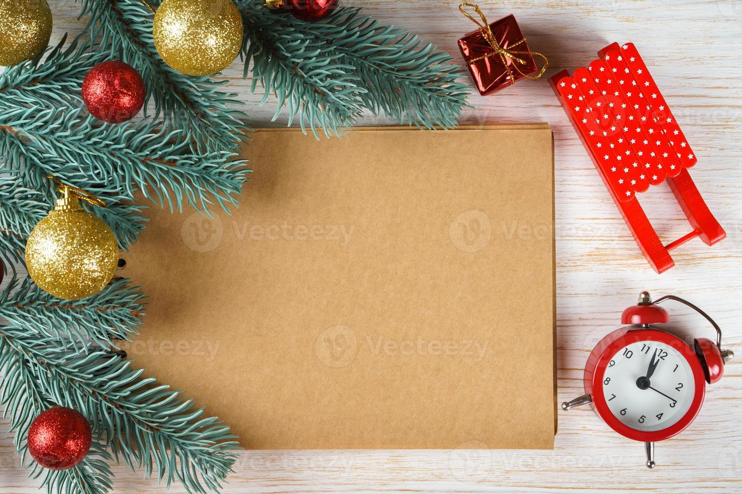 caderno em branco com decoração de natal. vista do topo. foto