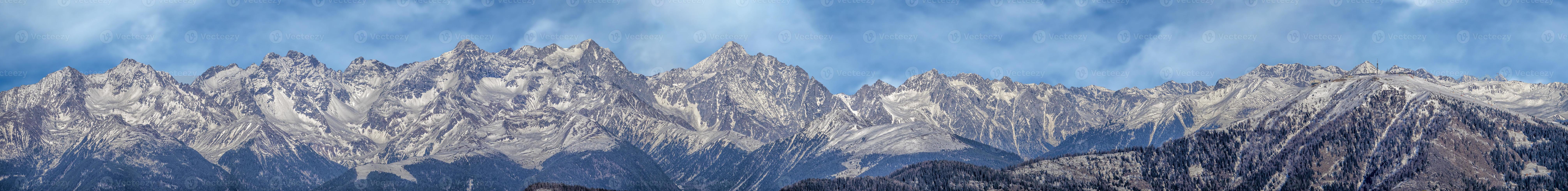 vista das montanhas dolomitas de passo delle erbe sass de putia foto