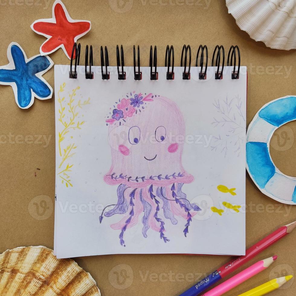 artesanato de arte, como desenhar água-viva do mar, oficina de desenho, como desenhar à mão. vista superior plana leiga. foto de crianças, hobby de arte. pintando com lápis. oficina de artistas.