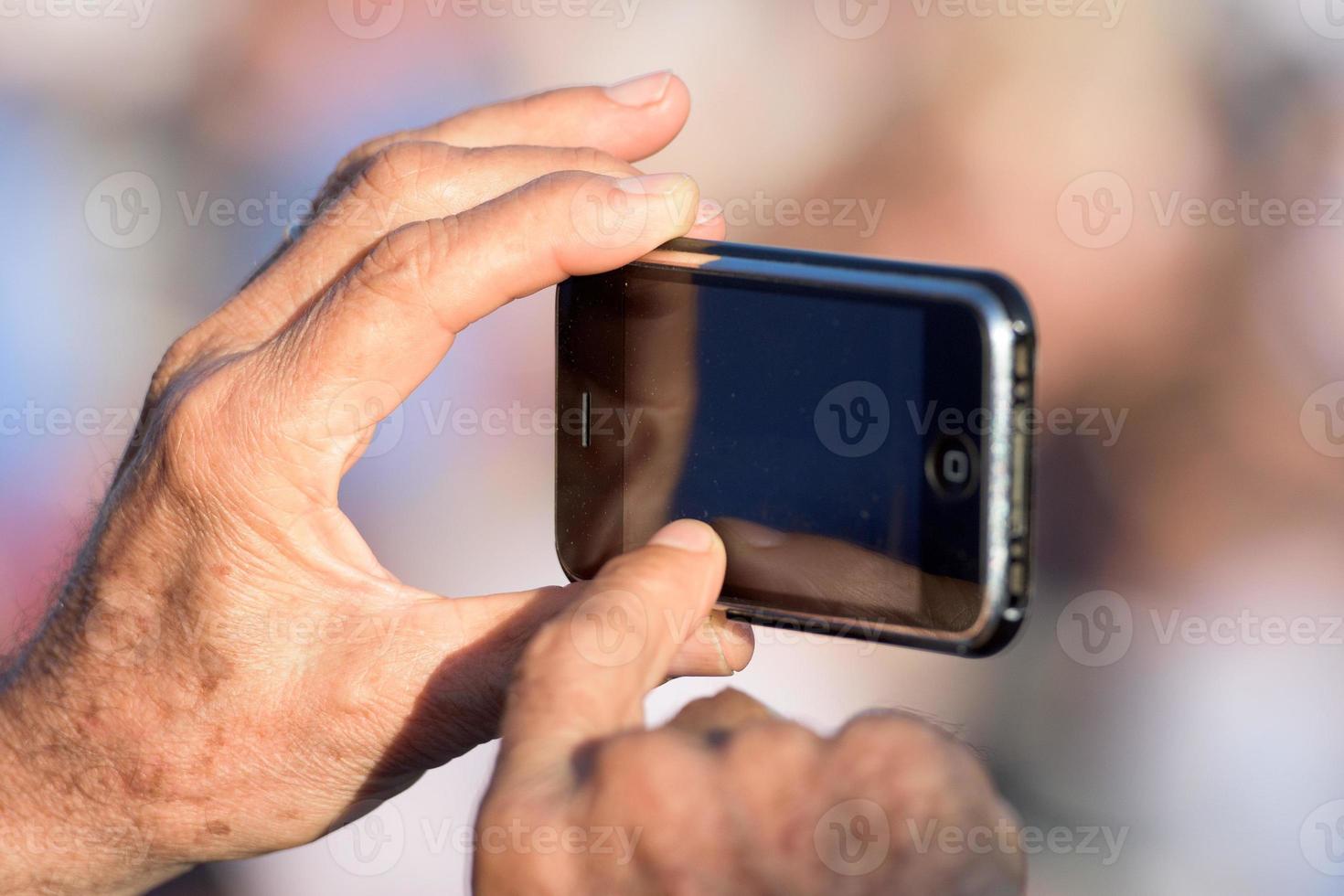 mãos fotografando com celular foto