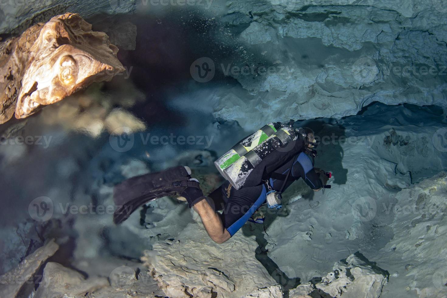 efeito halocline ao mergulhar na caverna de cenotes no méxico foto