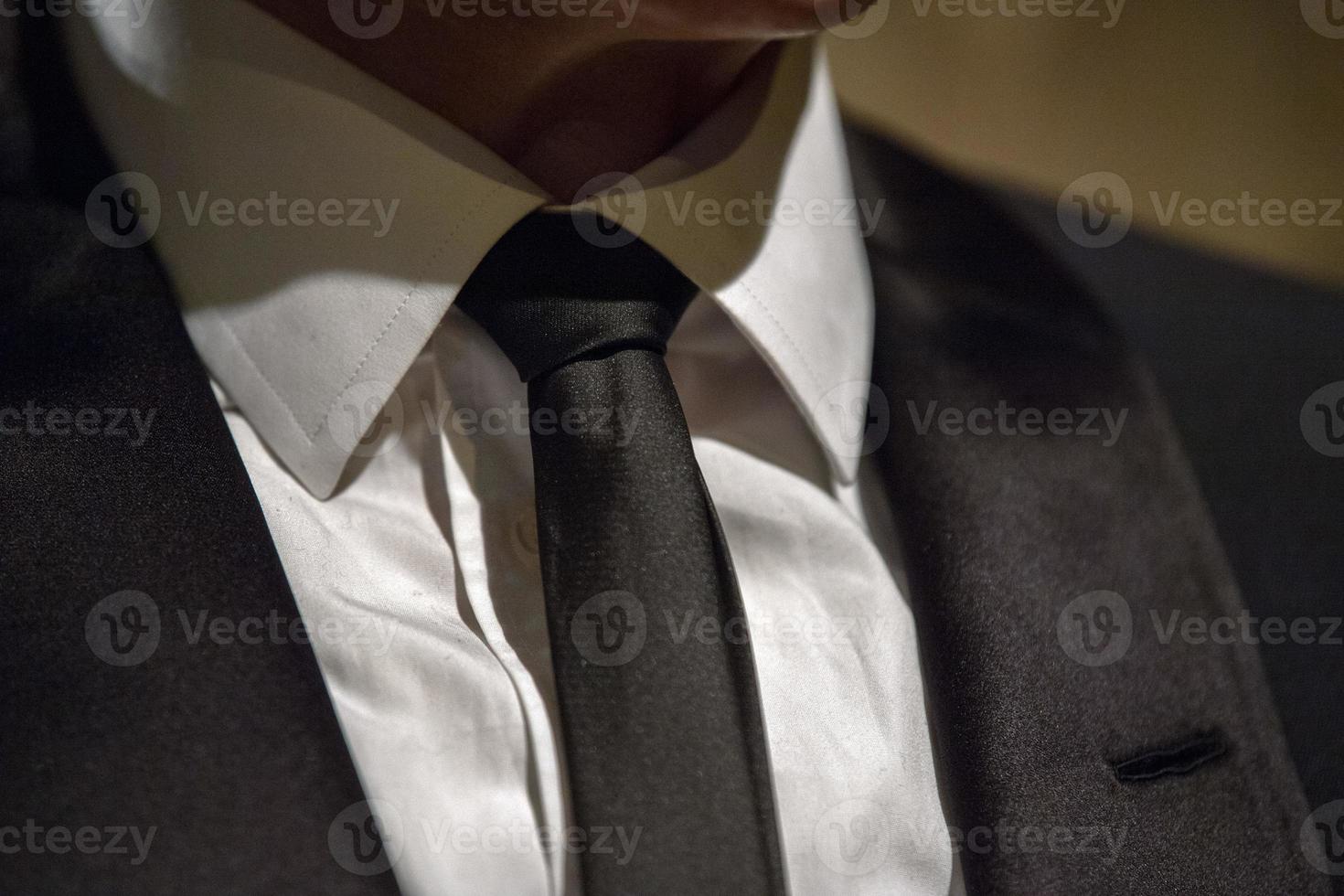gravata preta na camisa branca foto