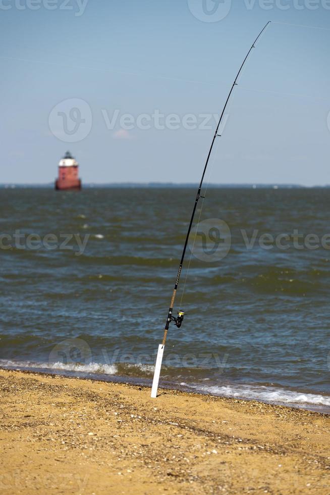 vara de pescar na praia foto