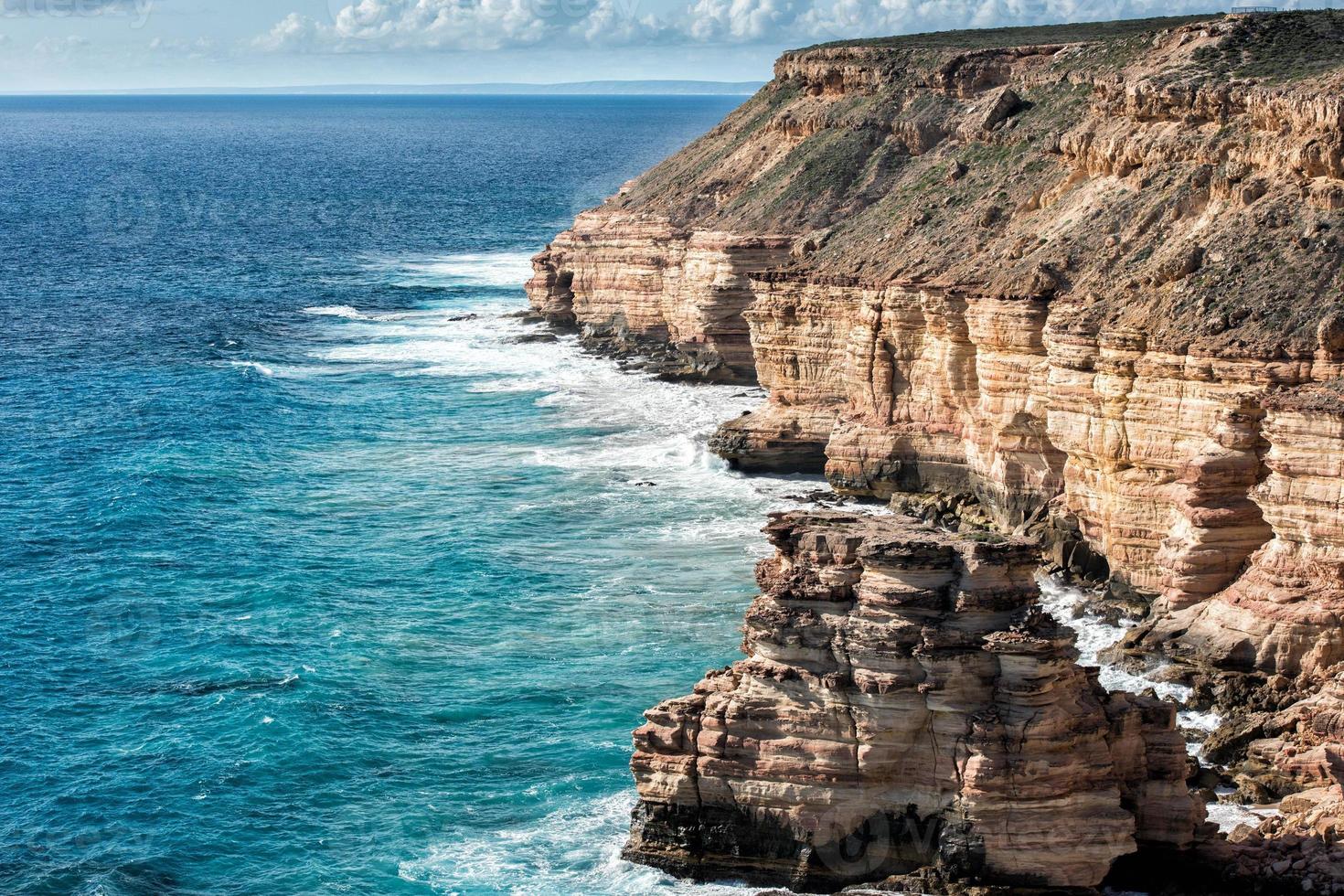 falésias da costa de Kalbarri Batavia no oceano foto