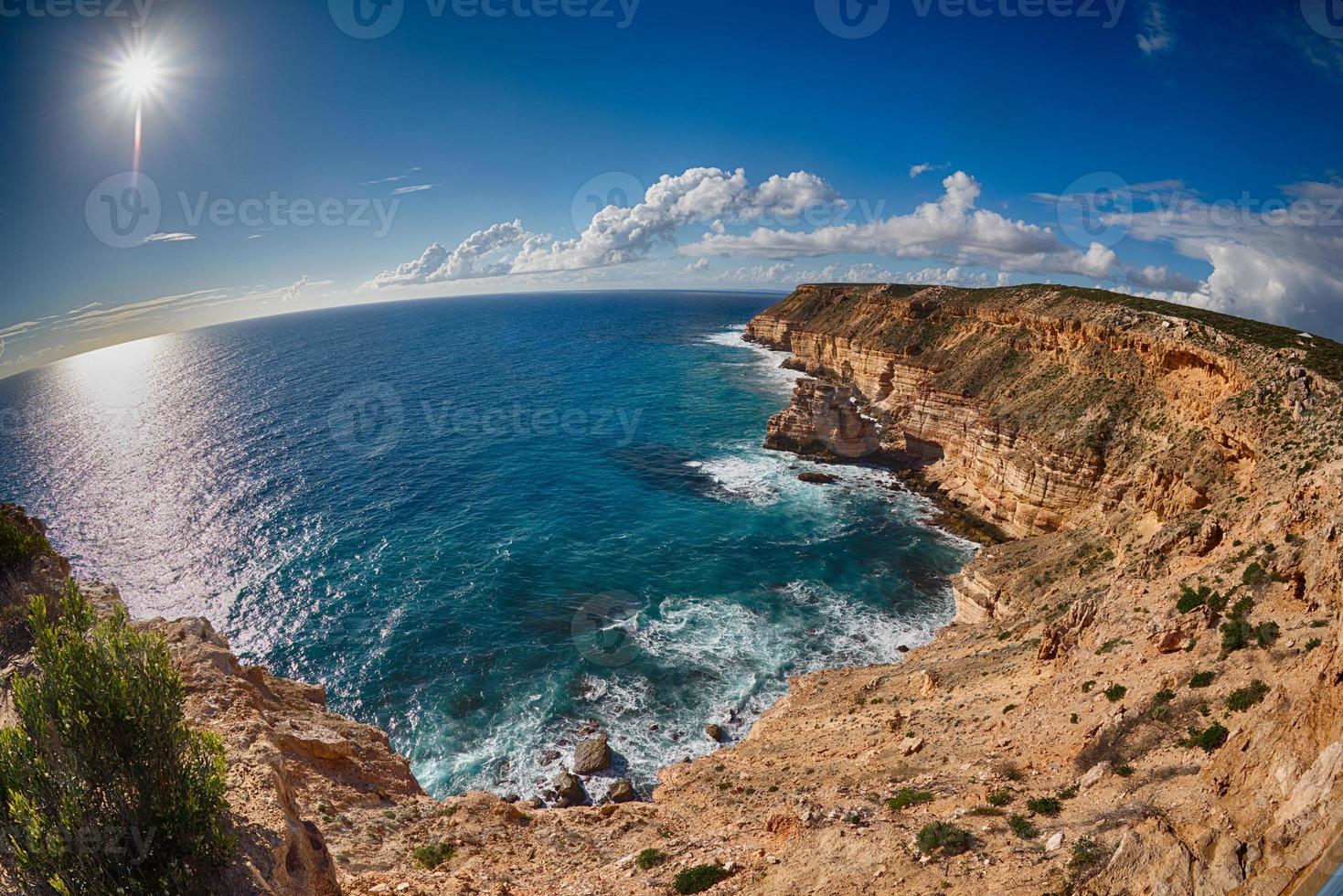 falésias da costa de Kalbarri Batavia no oceano foto