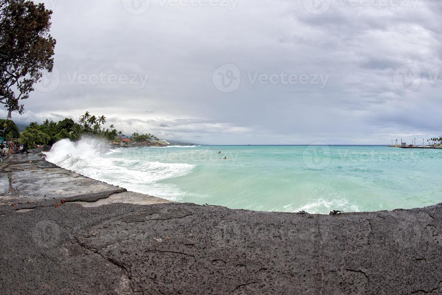 ondas do mar do porto de kona na ilha grande foto