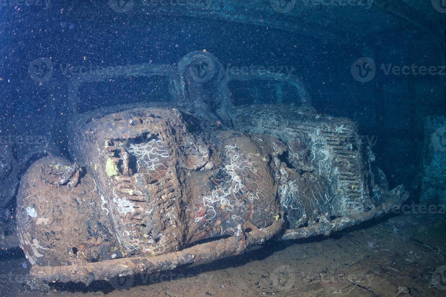 carro velho dentro do naufrágio do navio da segunda guerra mundial no mar vermelho foto