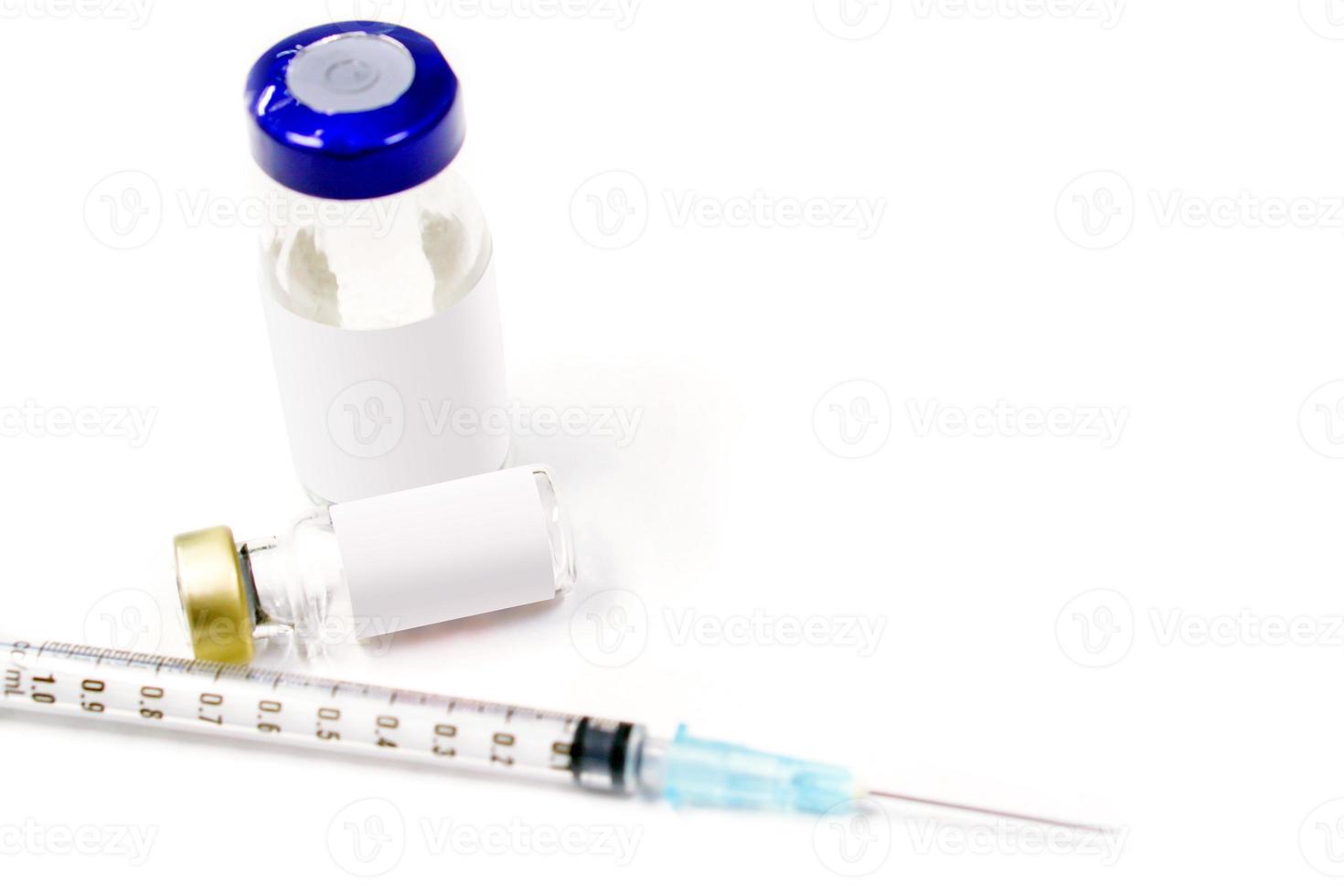closeup e colheita de medicamentos injetáveis em frascos selados e uma seringa médica de plástico descartável isolam em fundo branco backgroundhite foto