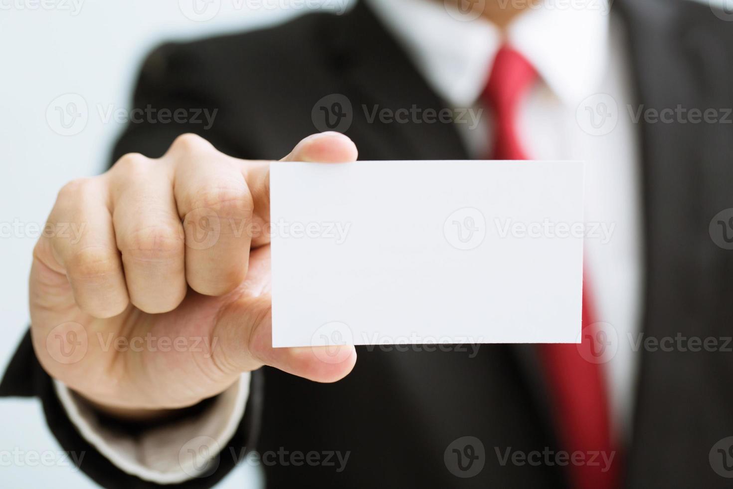 pessoas homem mão segurar cartões de visita mostram maquete de cartão branco em branco. ou frente de exibição de cartão de crédito em papelão. conceito de marca de negócios. foto