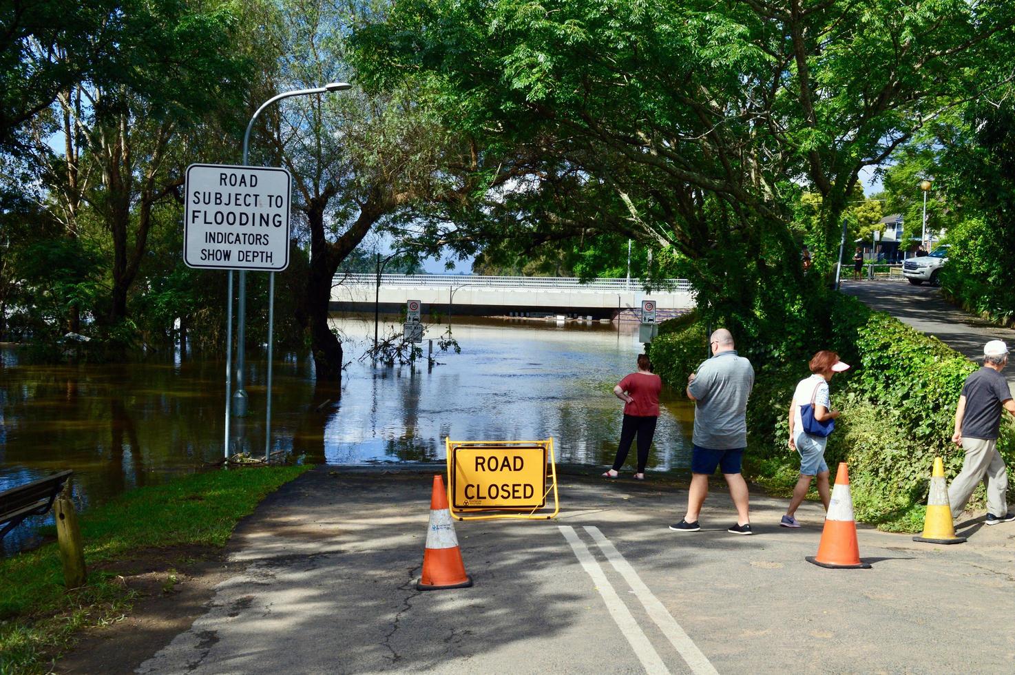 estrada cortada por inundações em windsor oeste de sydney austrália foto