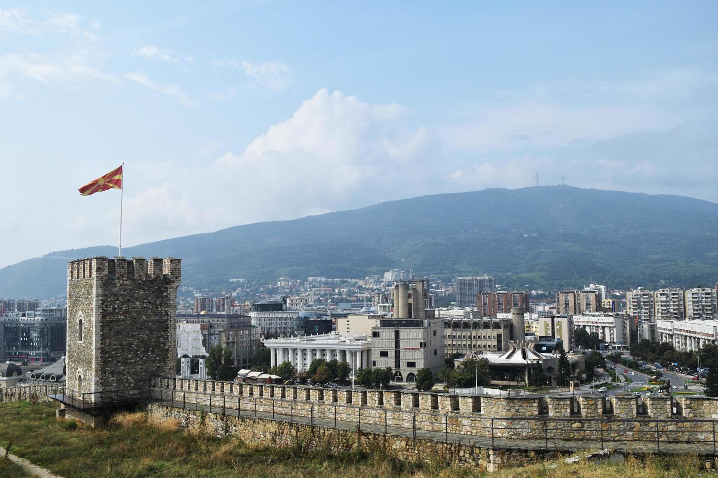 Fortaleza de skopje ou fortaleza de couve, macedônia do norte e a bandeira da macedônia está voando ao vento foto