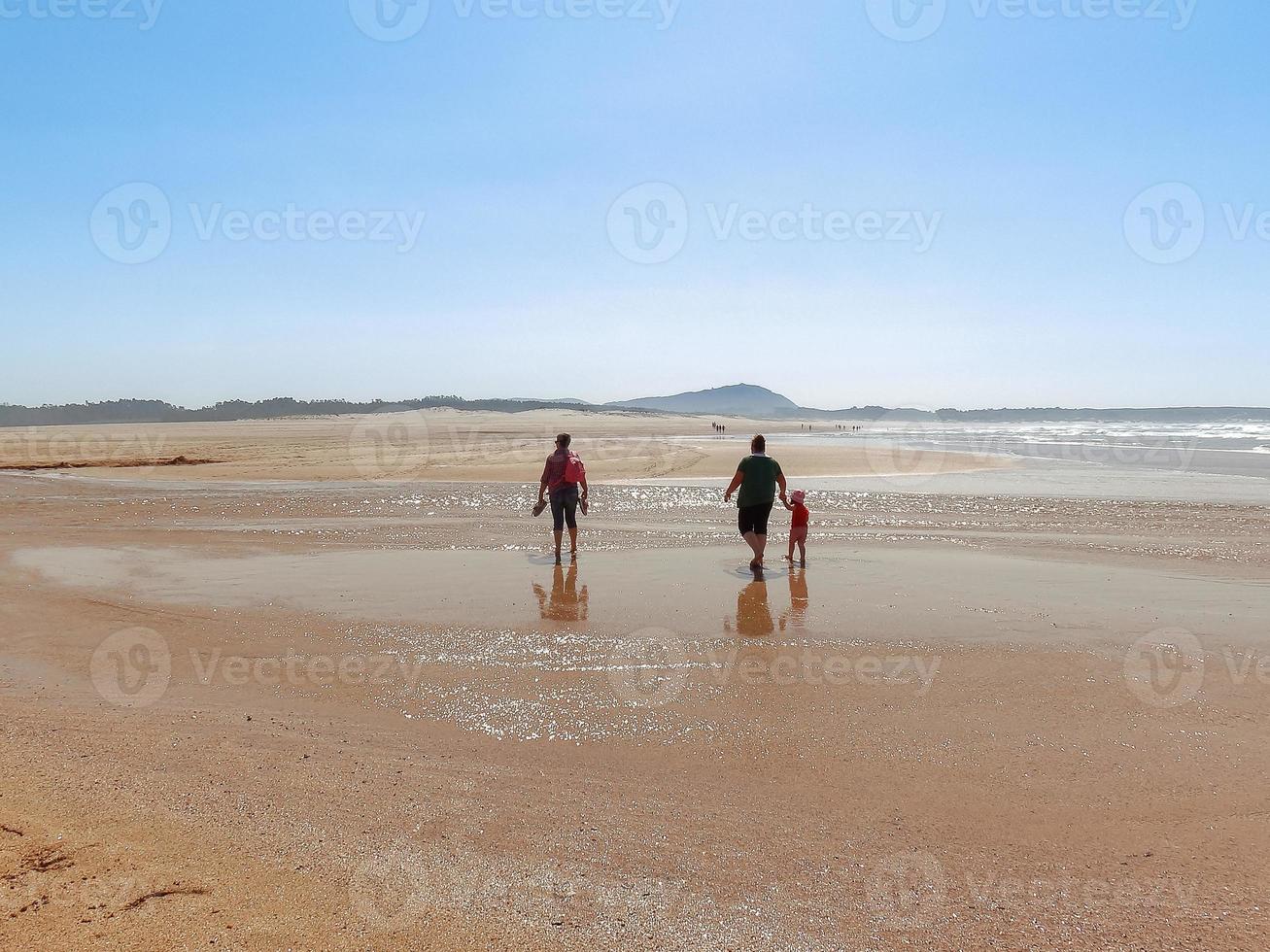 as pessoas andam na praia de valdovino. Valdovino, Galiza, Espanha foto