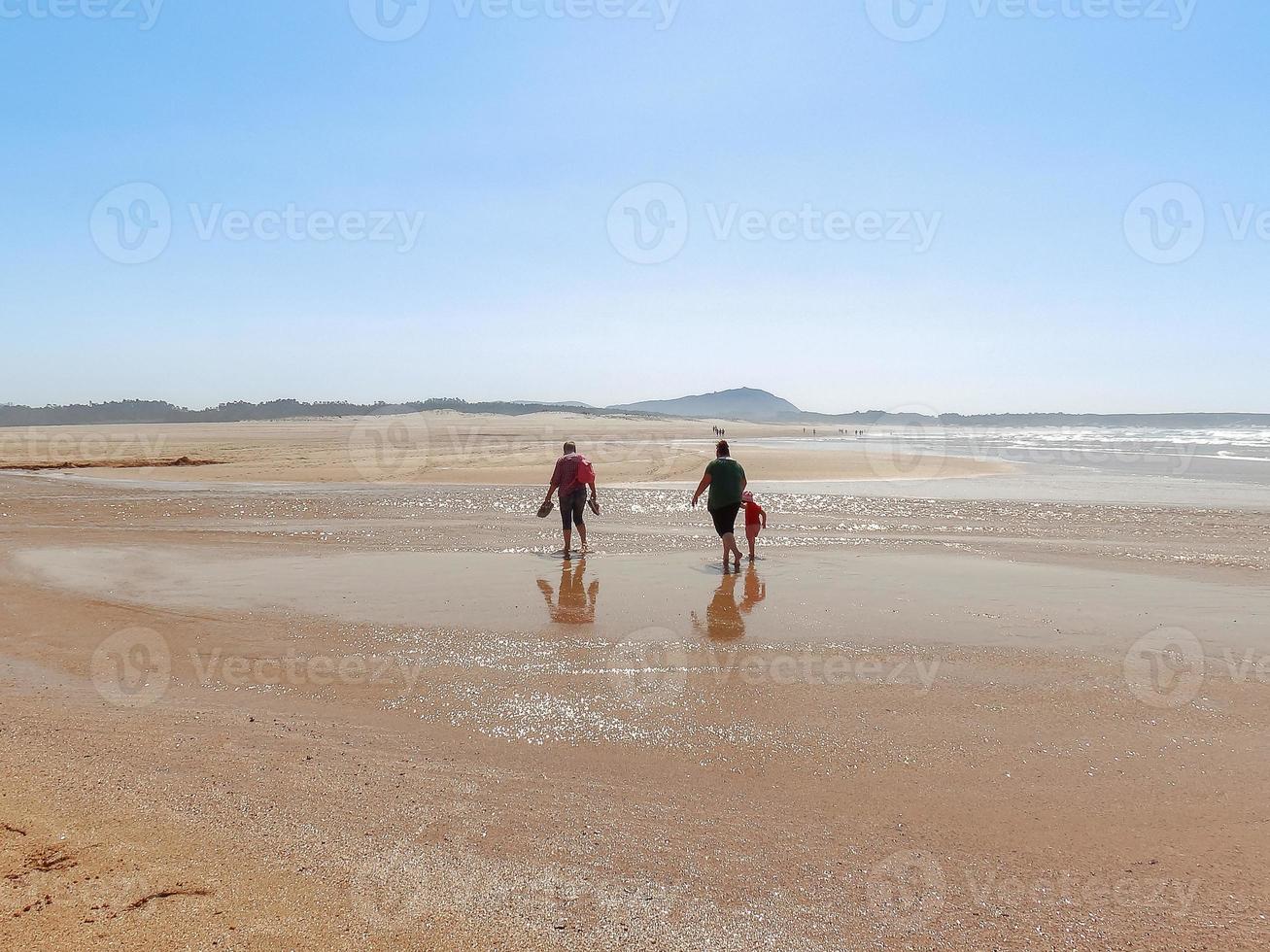 as pessoas andam na praia de valdovino. Valdovino, Galiza, Espanha foto