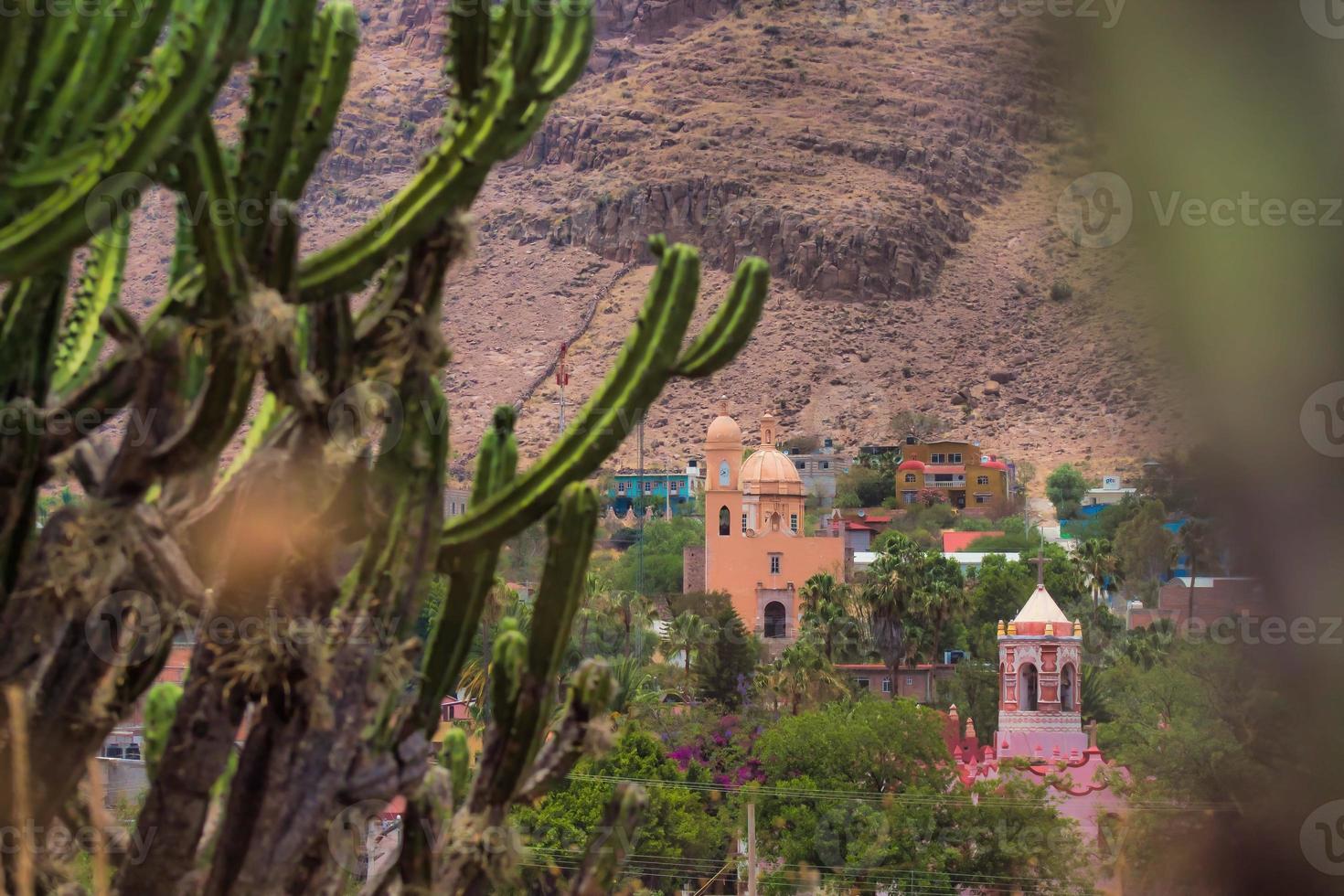 paisagem mexicana com cactos, duas igrejas e montanhas ao fundo tierra blanca guanajuato méxico foto