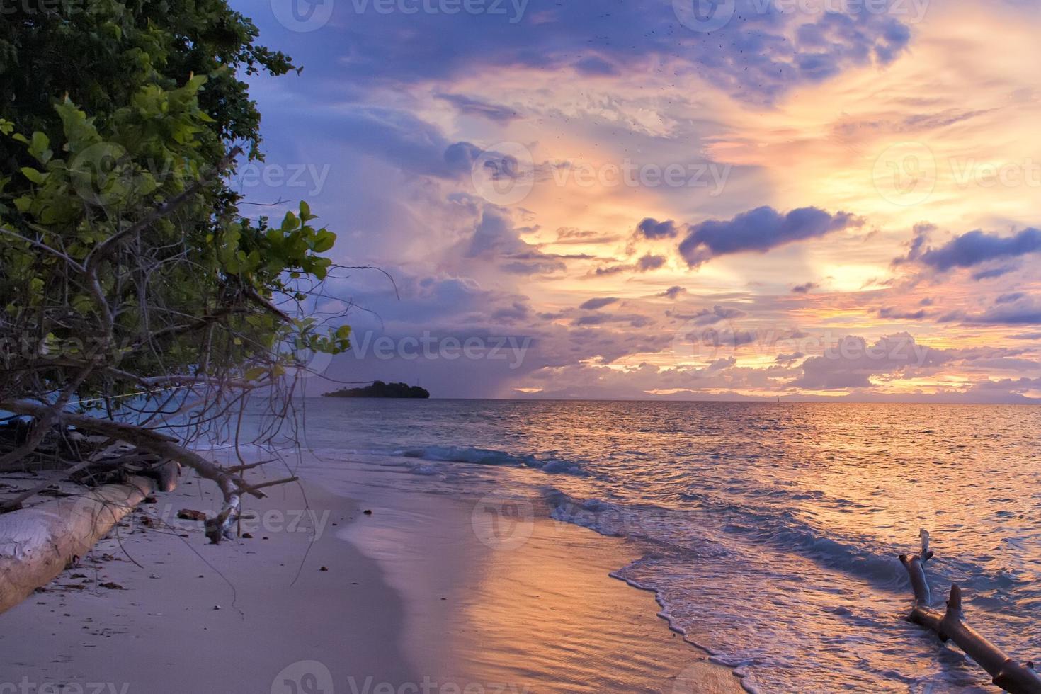 incrível pôr do sol na maravilhosa praia de paraíso tropical turquesa foto