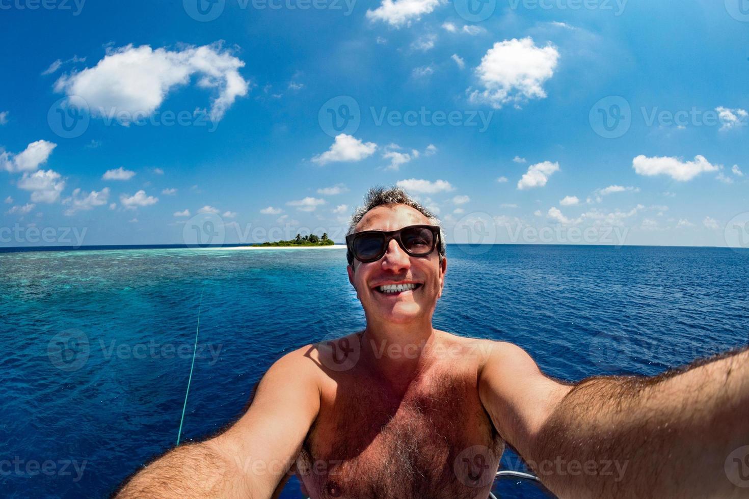 homem de meia idade tirando uma selfie nas maldivas foto