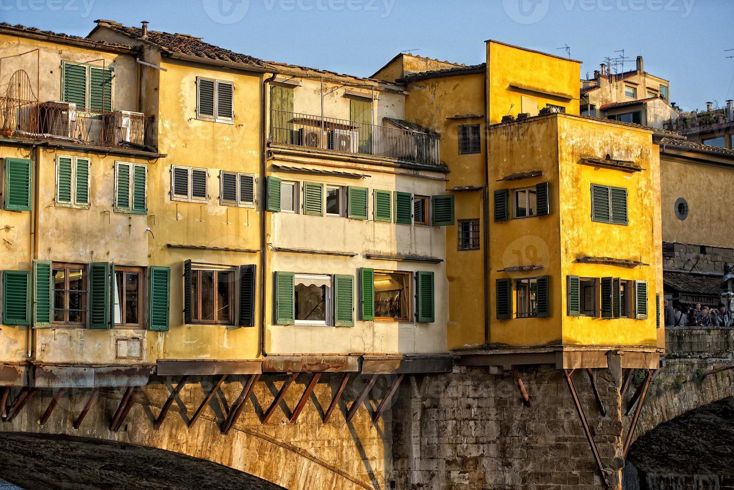 florença ponte vecchio vista do pôr do sol foto