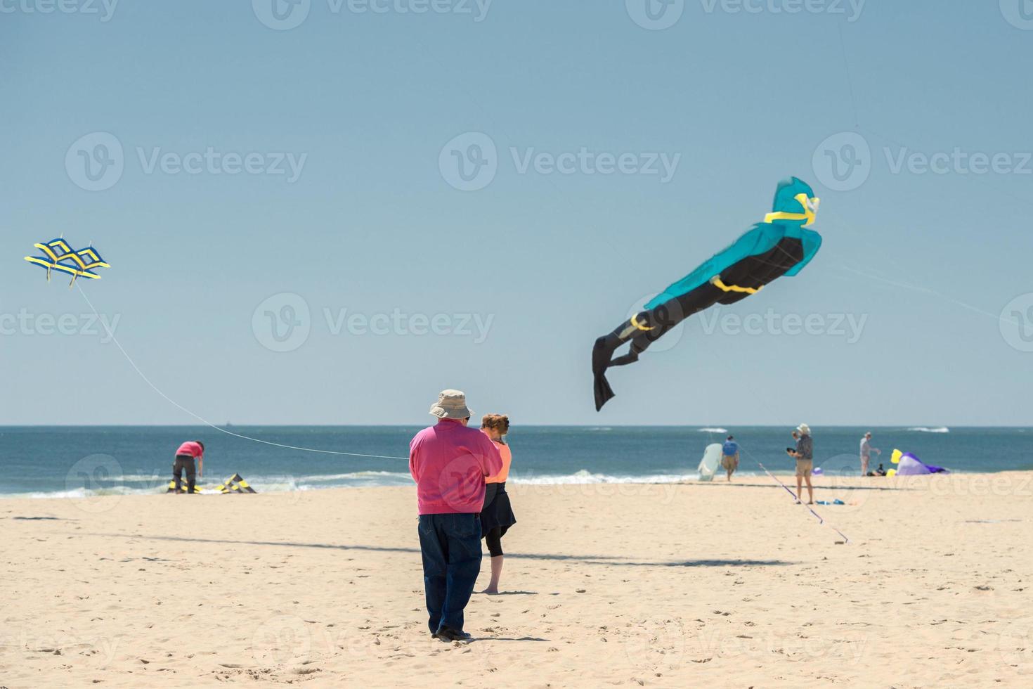 ocean city, eua - 24 de abril de 2014 - pessoas andando no calçadão na famosa cidade oceânica de maryland foto