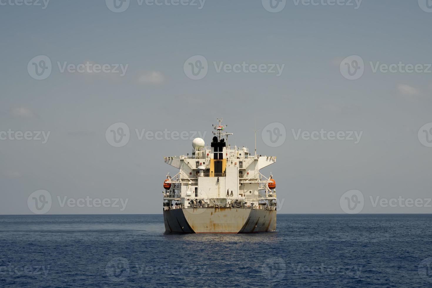 um navio-tanque no meio do mar foto