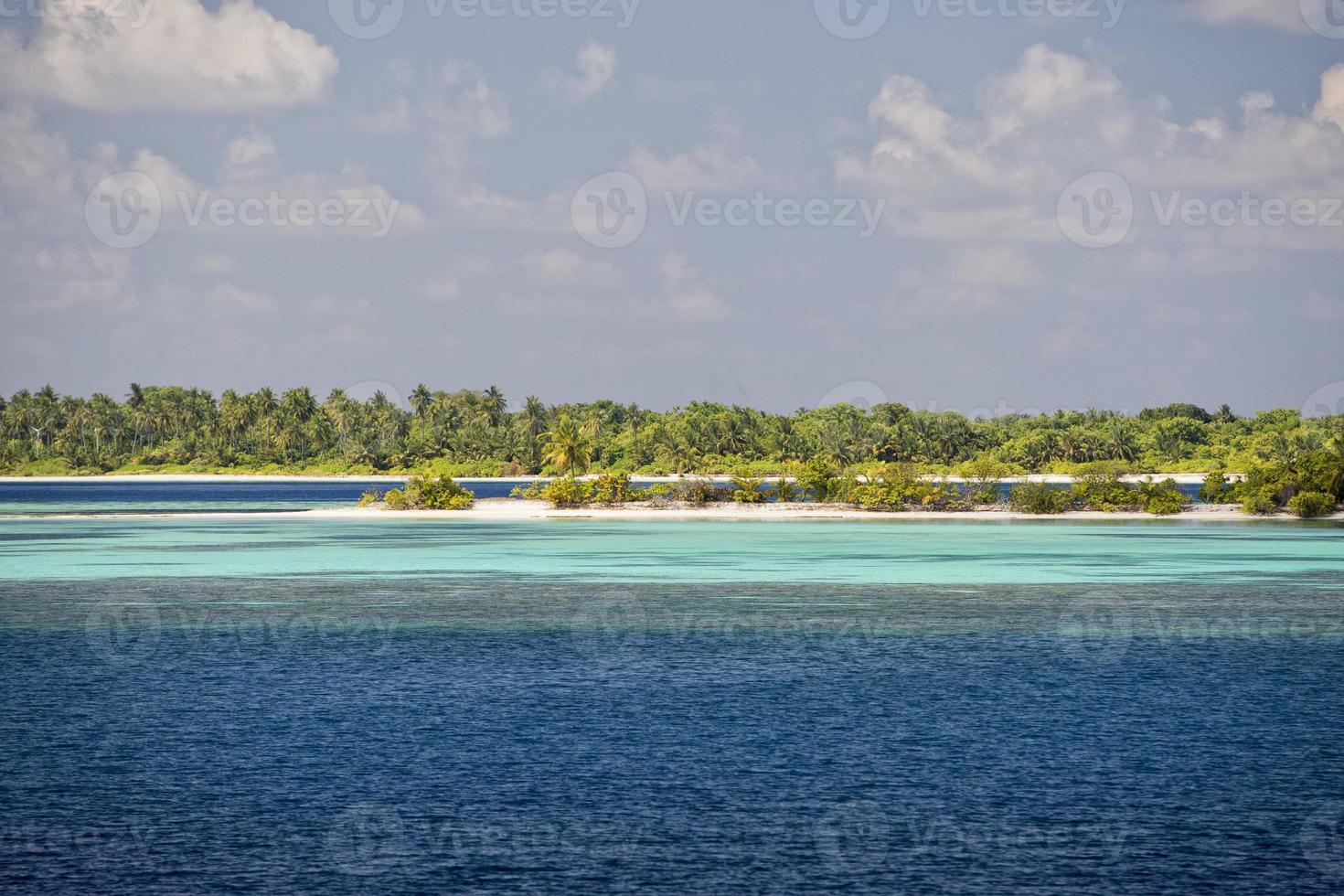 maldivas paraíso tropical praia água cristalina praia de areia branca foto