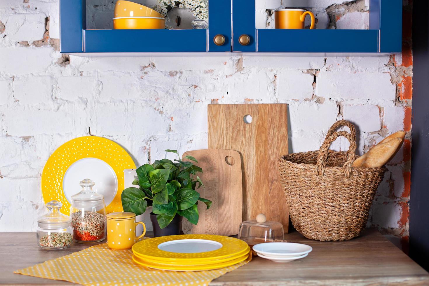 cozinha moderna com utensílios de cozinha e louça limpa. foto