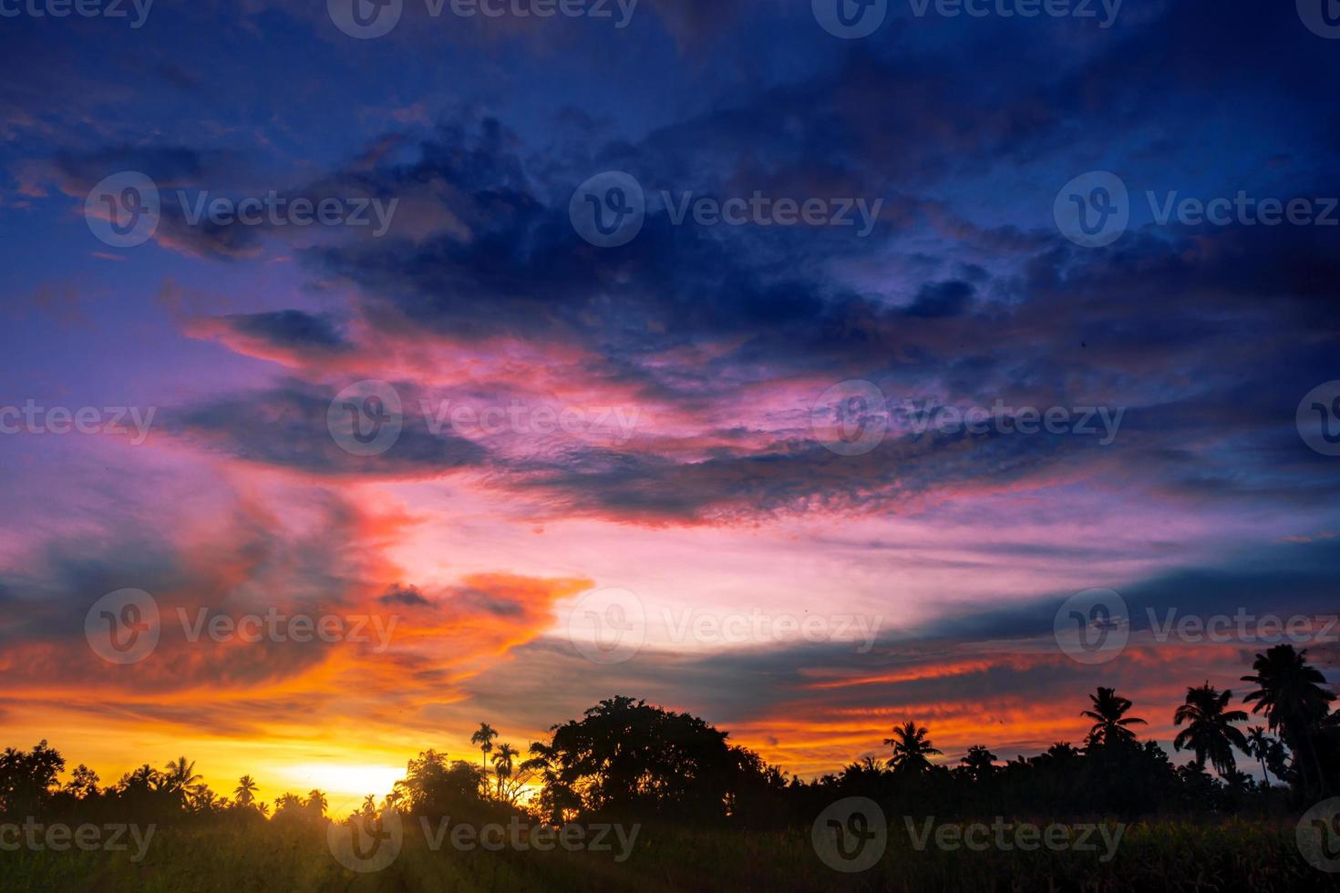 lindo céu por do sol com nuvens coloridas. foto