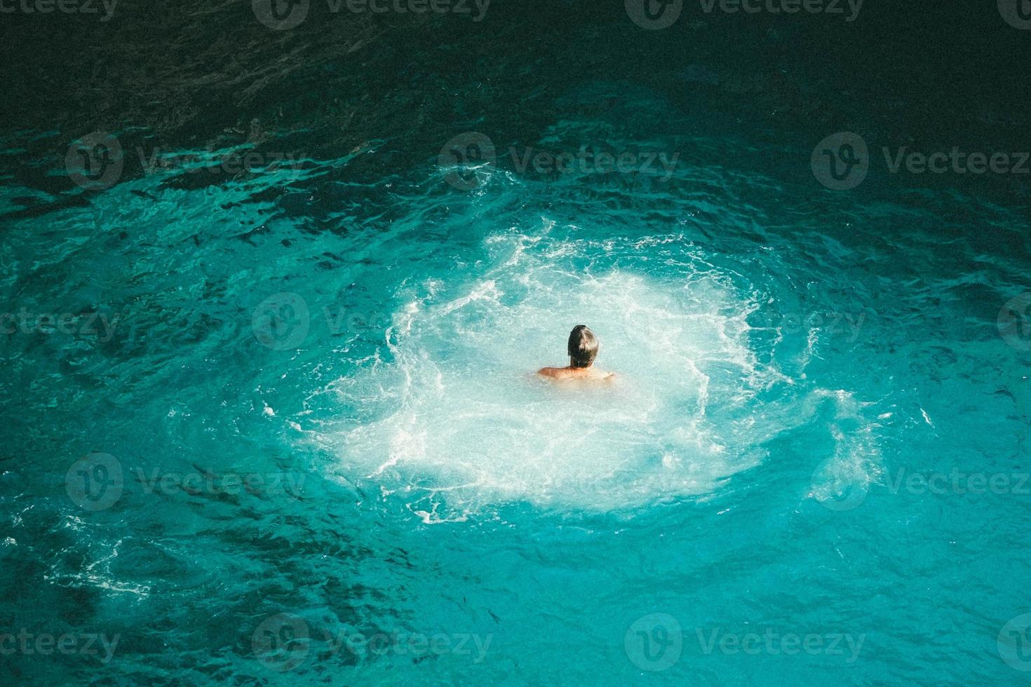 pessoa mergulhando no oceano foto