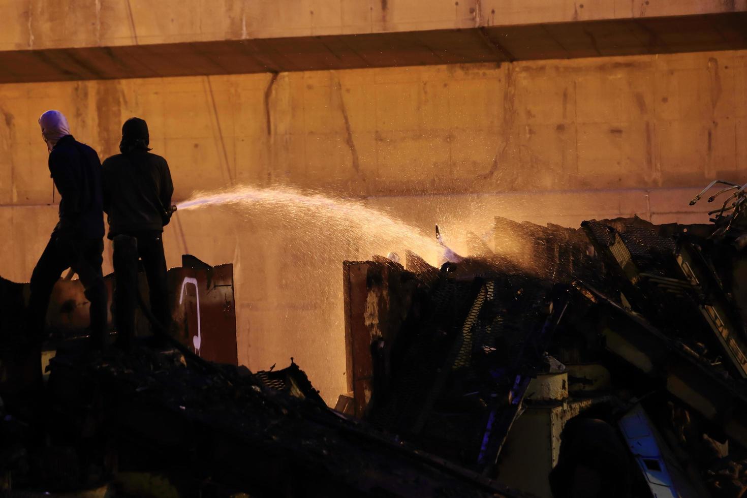 silhuetas de bombeiros antes de um incêndio foto