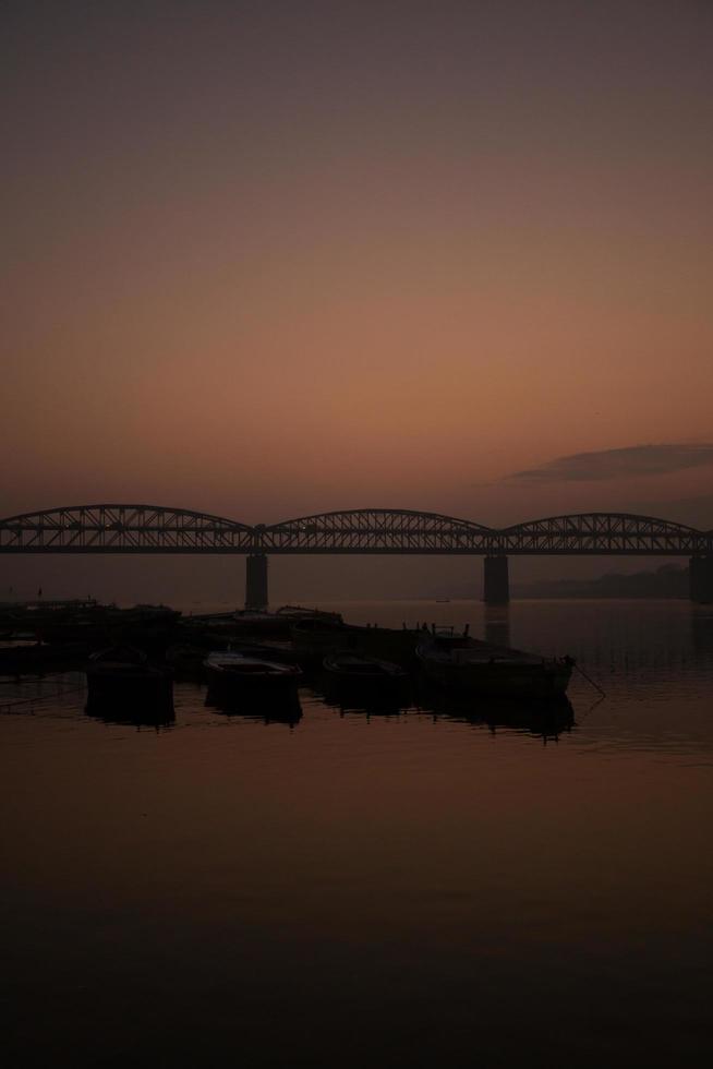 nascer do sol no rio ganga, varanasi, índia foto