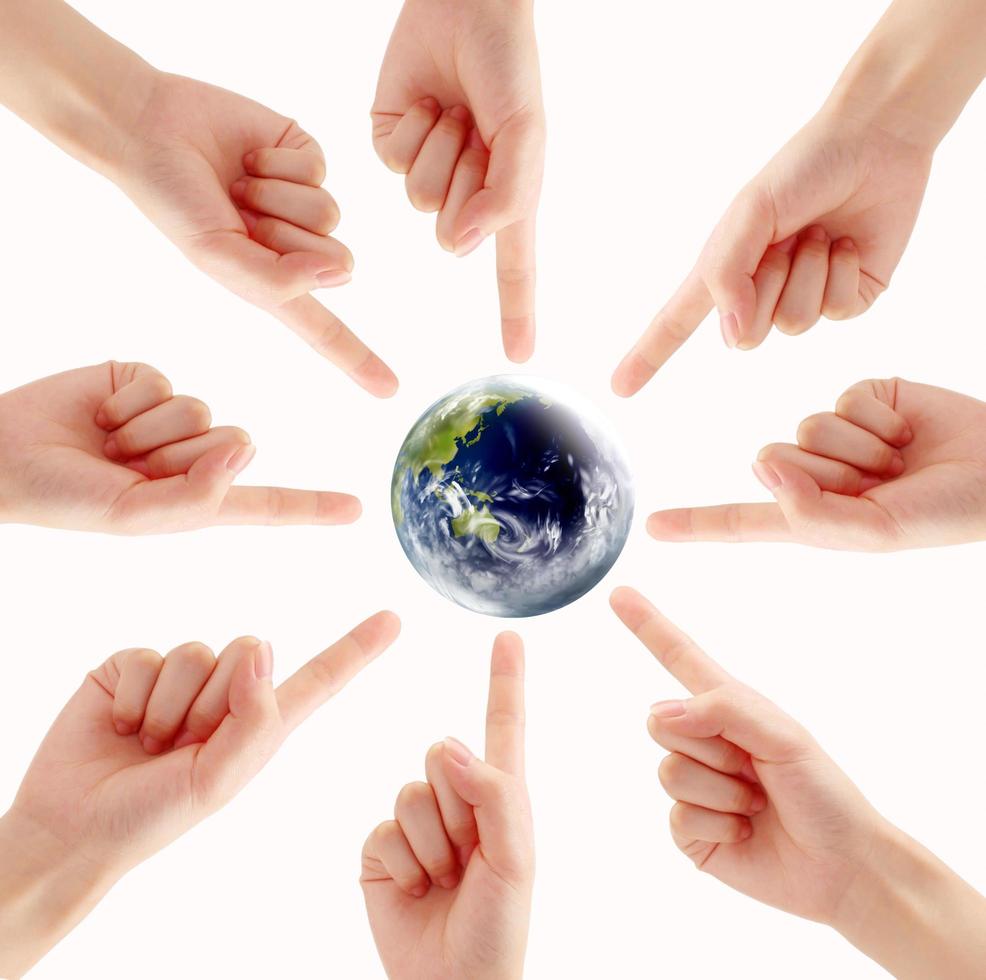 símbolo conceitual de um globo de terra verde com mãos humanas multirraciais foto