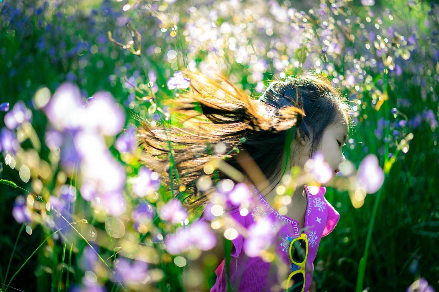 jovem menina asiática em um campo de flores foto