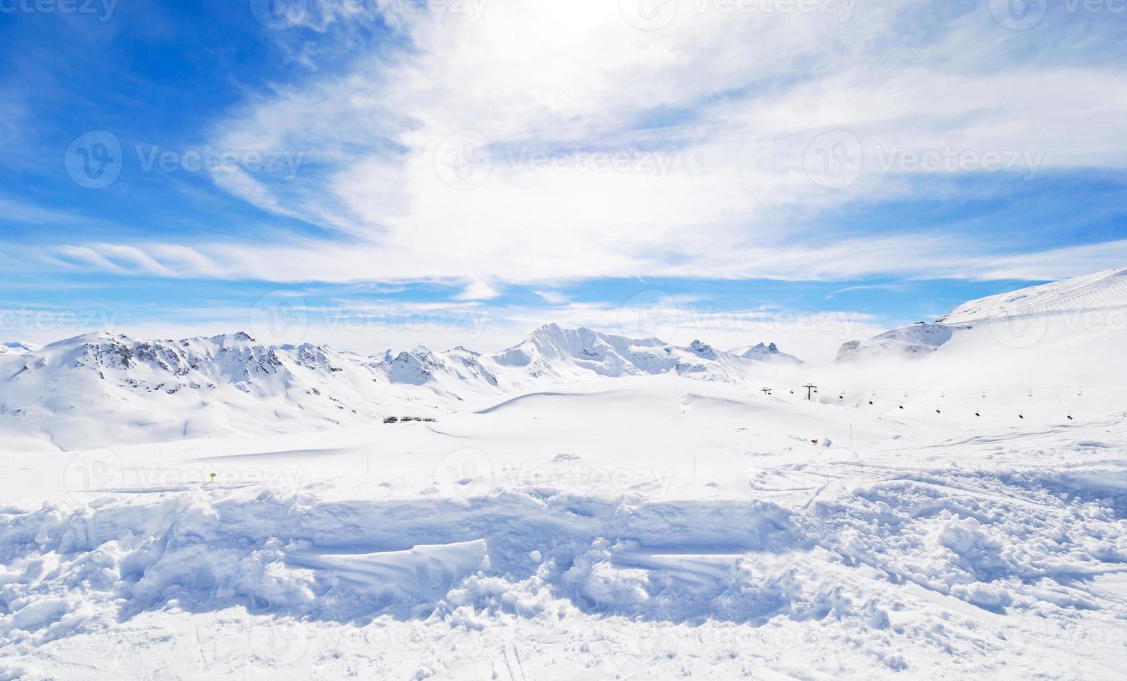 panorama da área de esqui em paradiski, frança foto